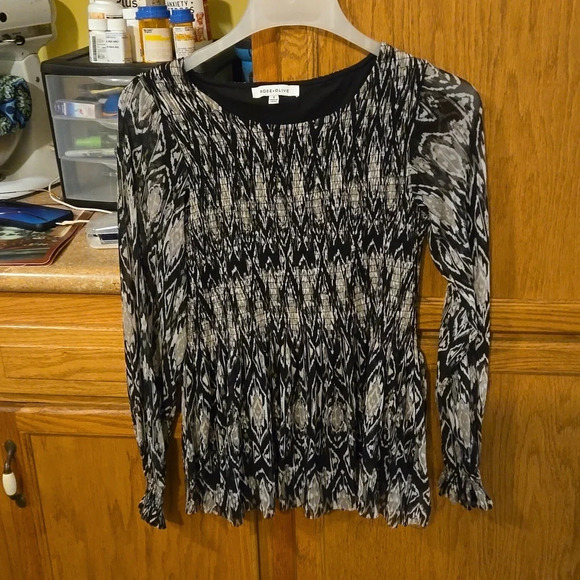 Rose+Olive  Stretchy Flared Bottom Long Sleeve Top Black & White Women sz Small - Picture 5 of 13